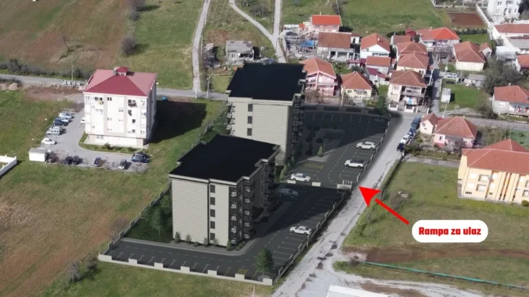 Dvorište zatvorenog tipa sa parking rampom